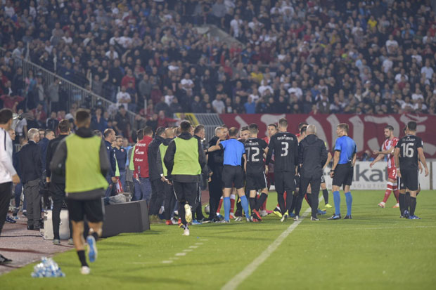 Нереди у Хумској: Упаљач у главу Иванићу, бакљада навијача Партизана, па туча играча на терену (ФОТО+ВИДЕО)